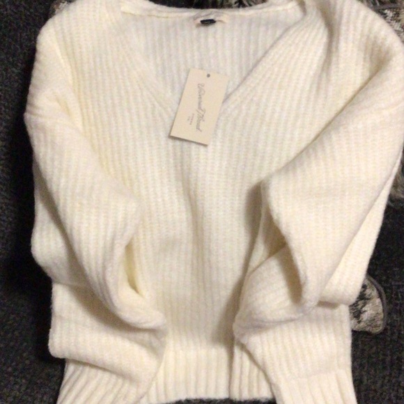 Universal Thread Cream V-Neck Sweater - Picture 5 of 6